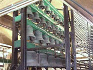 Portique de cloches de carillon avec la filerie reliant les battants au clavier du carillonneur