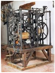 Horloge monumentale du XVIIIe siècle à châssis en forme de parallélépipède (musée de la Cloche et du Carillon de Tellin)